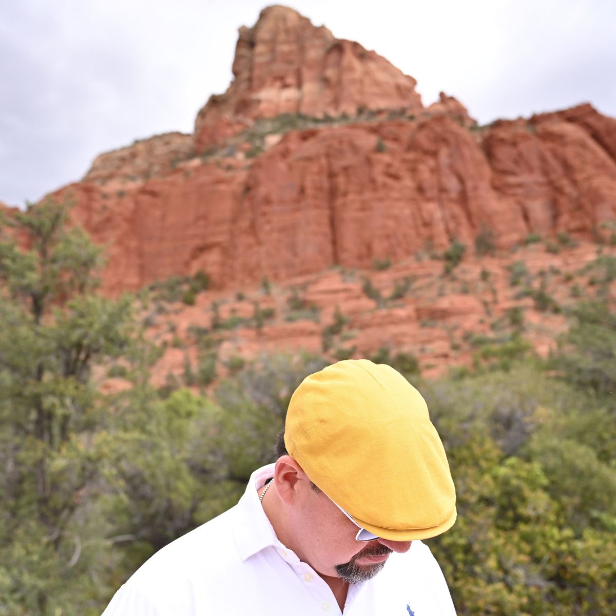 Guy in Yellow Palermo Linen Cap – Italian Flat Cap, Unisex with sodona red rocks in background