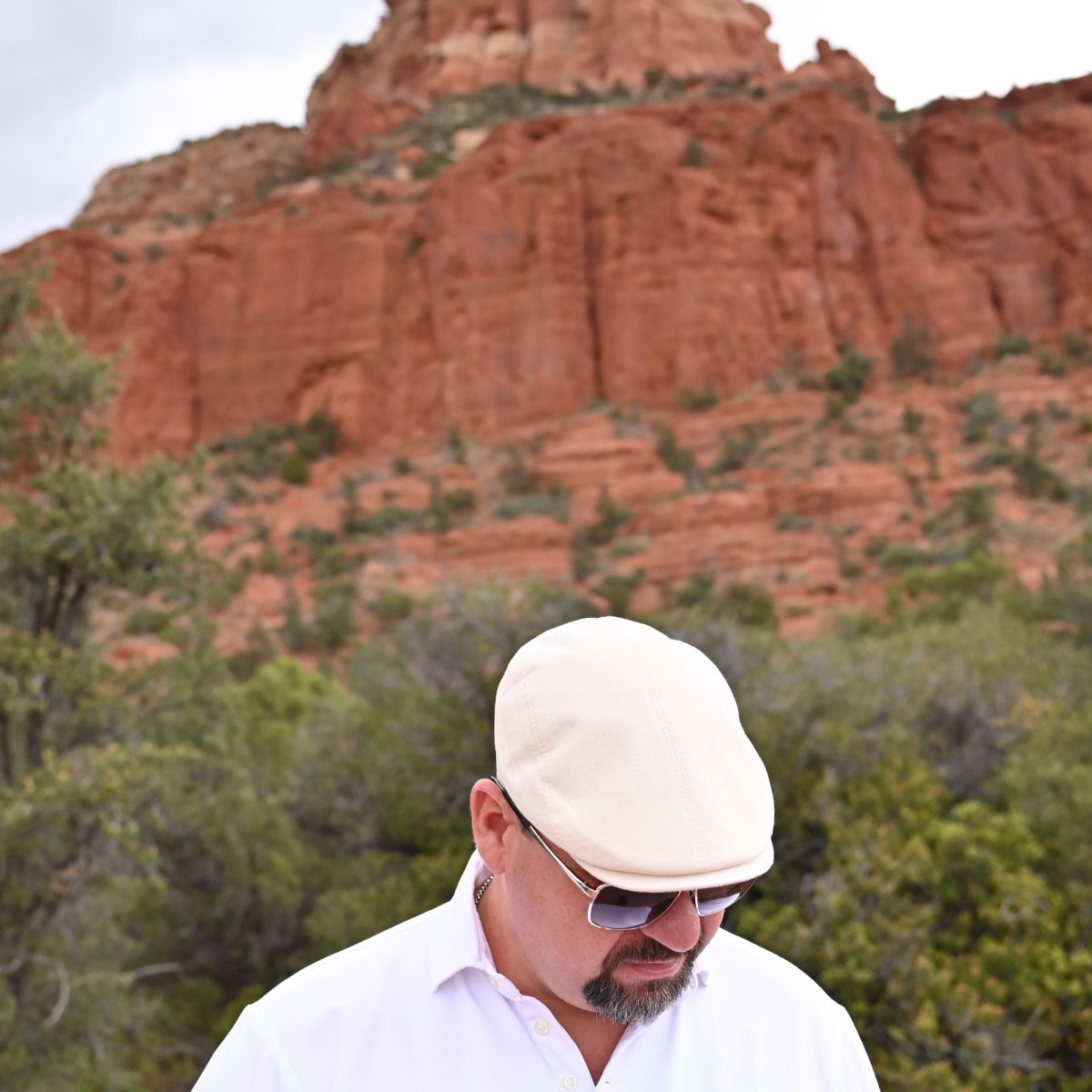 man in ecru Rapallo Linen Flat Cap with sodona red rocks in background